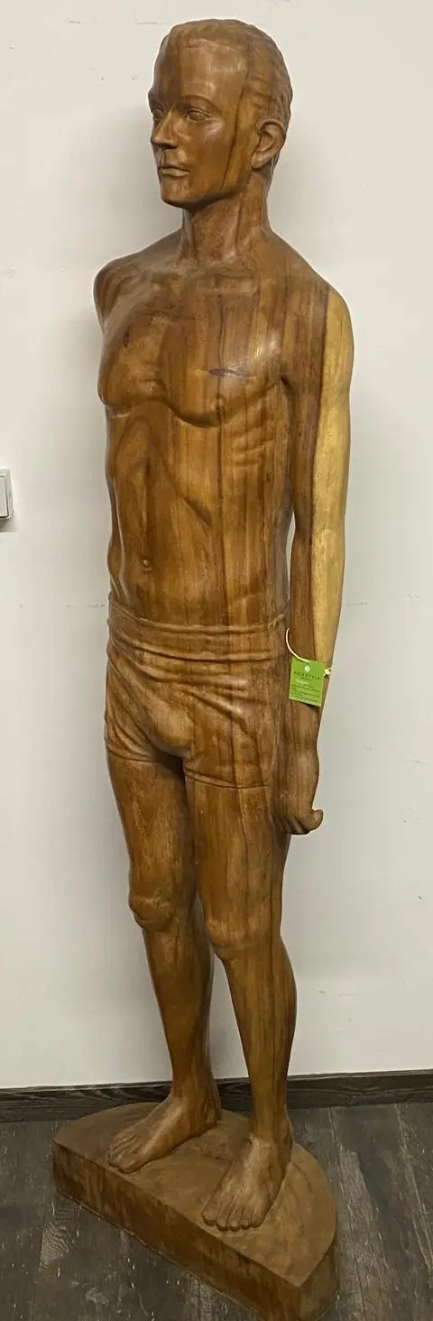 Artikelbild 3 des Artikels “Unikat: Stehender Mann – lebensgroßes Kunstobjekt aus Suarholz “